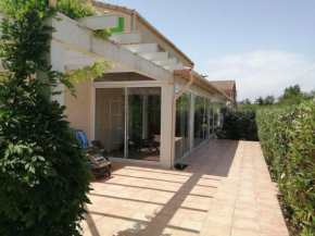 Belle villa climatisée 3 chambres, véranda, terrasse arborée dans résidence sécurisée avec piscine commune 800m de la mer WIFI Un vrai Havre de Paix LRCS98